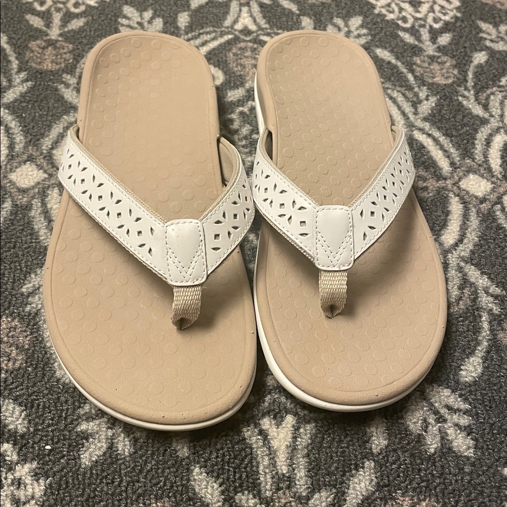 Vionic laser cut leather Tideperfit flip flops size 7